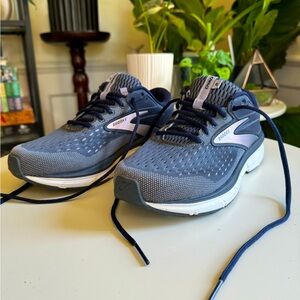 Brooks Dyad 11 women's size 8